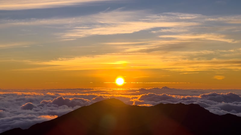 夏威夷独女旅行者在毛伊岛云层之上的火山山顶欣赏日出